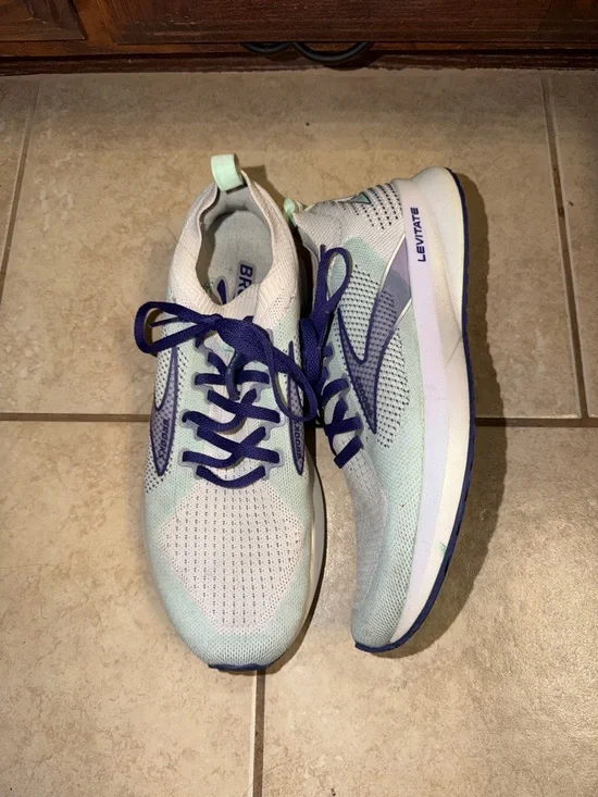 Brooks Women's Levitate Running Shoe - Mint and Purple Accents Sz 10 - Picture 7 of 9